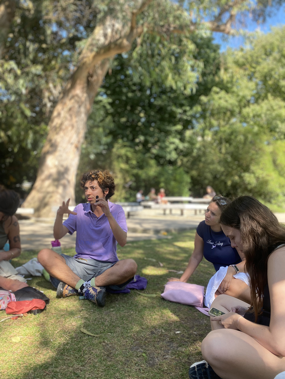 Oseba razmišlja sredi pogovora in poudarja, kako prostovoljske izkušnje oblikujejo razumevanje družbe, identitete in skupnosti.