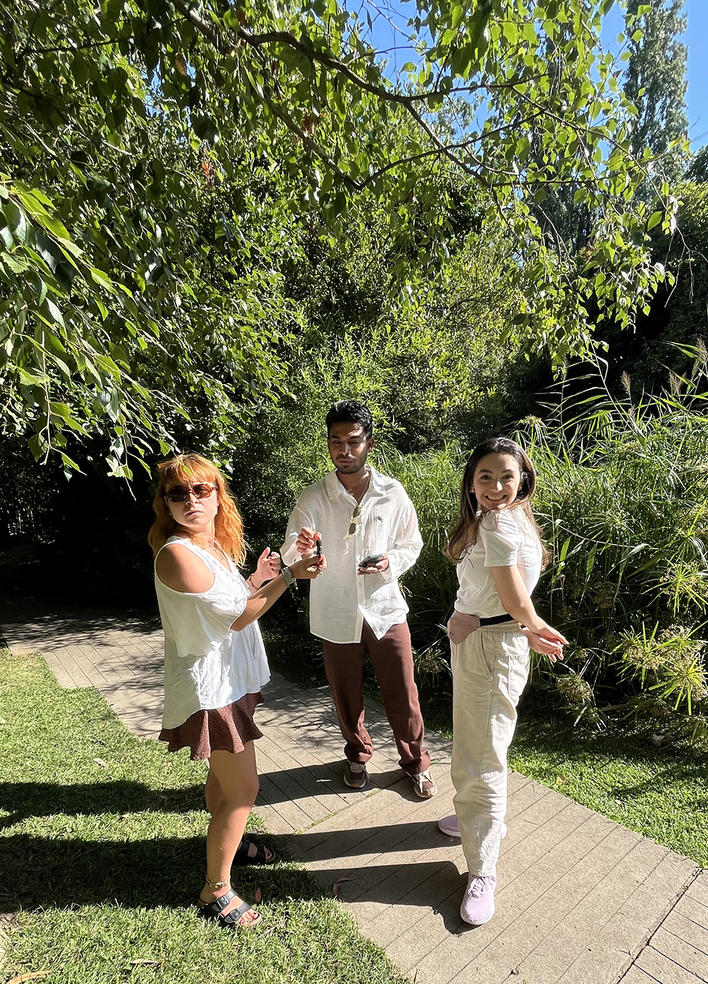 Prostovoljci se med kratkim odmorom na zelenici sproščeno povezujejo ter delijo vtise o intervjujih in skupnem delu.