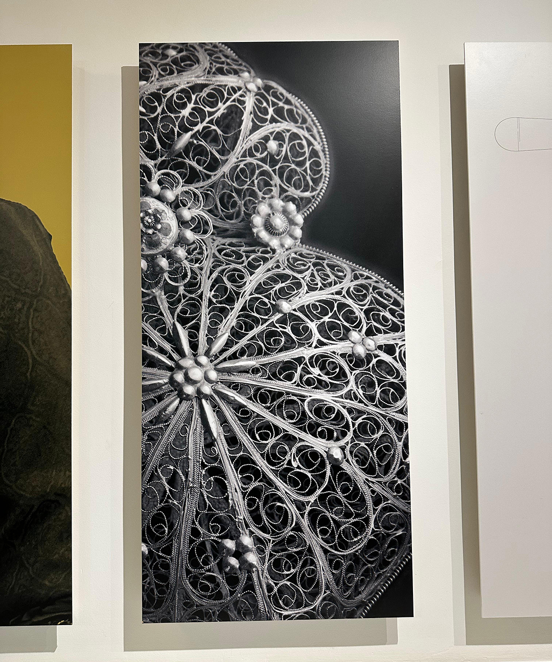 A close-up of filigree craftsmanship reveals the delicate metalwork and long-standing jewellery tradition behind the Heart of Viana. A close-up of filigree craftsmanship reveals the delicate metalwork and long-standing jewellery tradition behind the Heart of Viana.