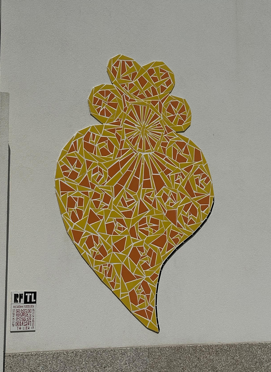 A contemporary artistic interpretation of the Heart of Viana connects traditional symbolism with modern visual expression in public space. A contemporary artistic interpretation of the Heart of Viana connects traditional symbolism with modern visual expression in public space.