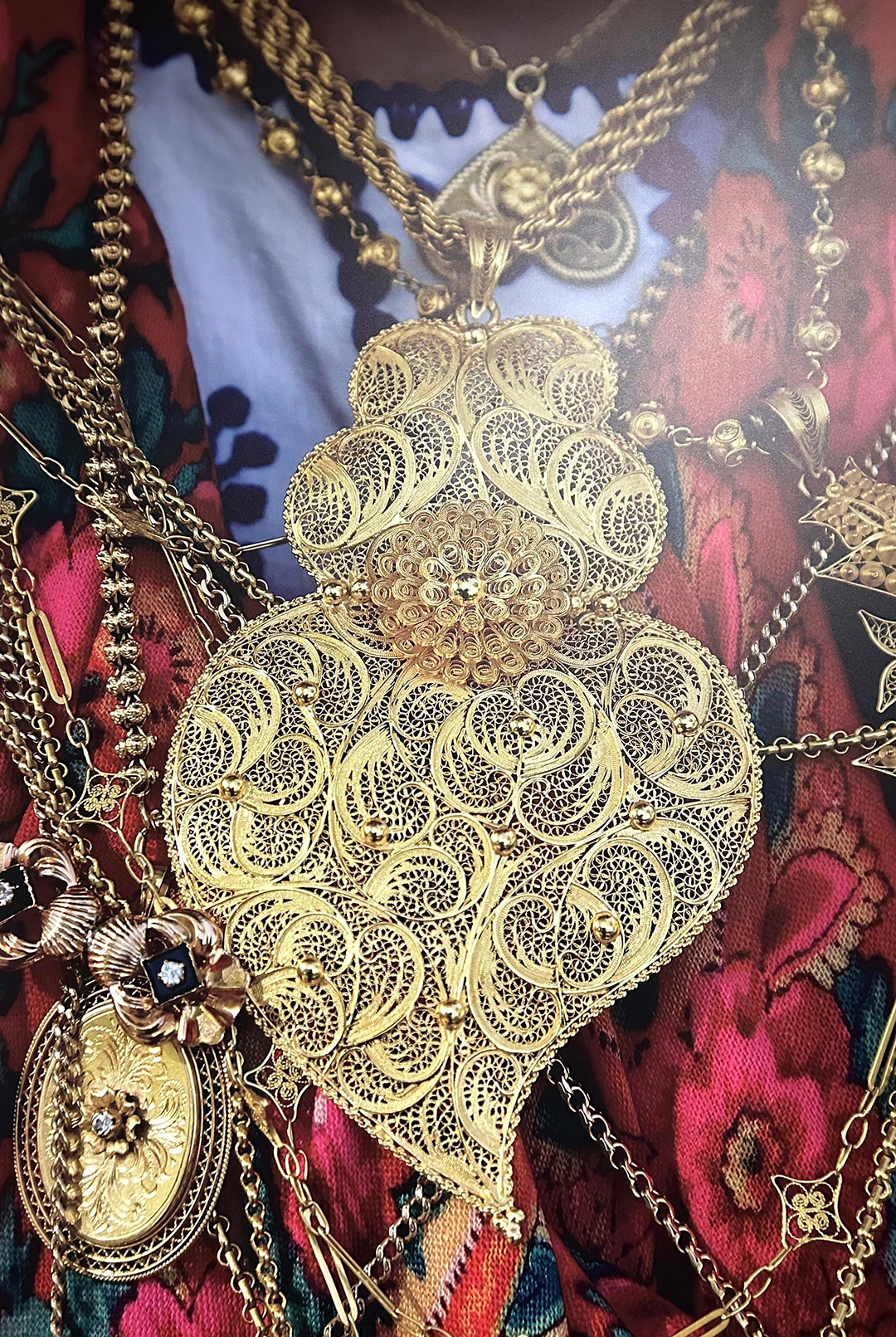 Gold filigree jewellery shaped as the Heart of Viana represents traditional craftsmanship passed down through generations in Portugal. Gold filigree jewellery shaped as the Heart of Viana represents traditional craftsmanship passed down through generations in Portugal.