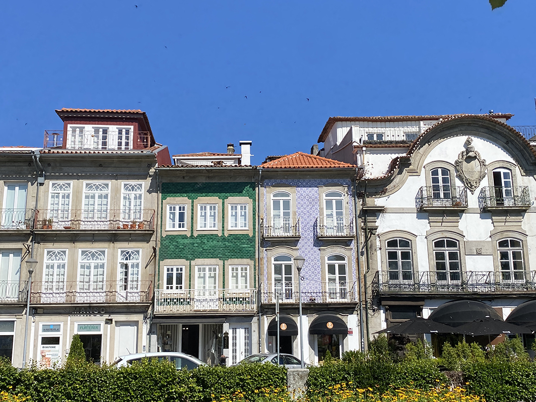 Bunte Gebäude und lokales Ambiente in einer portugiesischen Küstenstadt als authentisches Reiseerlebnis Bunte Gebäude und lokales Ambiente in einer portugiesischen Küstenstadt als authentisches Reiseerlebnis