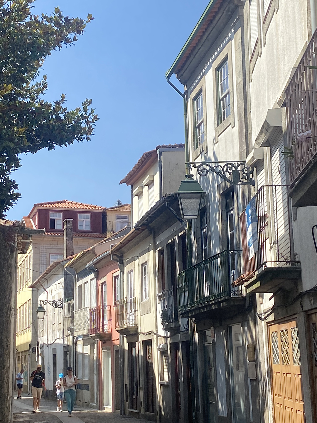 Straßenszene mit traditionellen Gebäuden und Alltagsleben in Viana do Castelo als authentisches Reiseerlebnis Straßenszene mit traditionellen Gebäuden und Alltagsleben in Viana do Castelo als authentisches Reiseerlebnis
